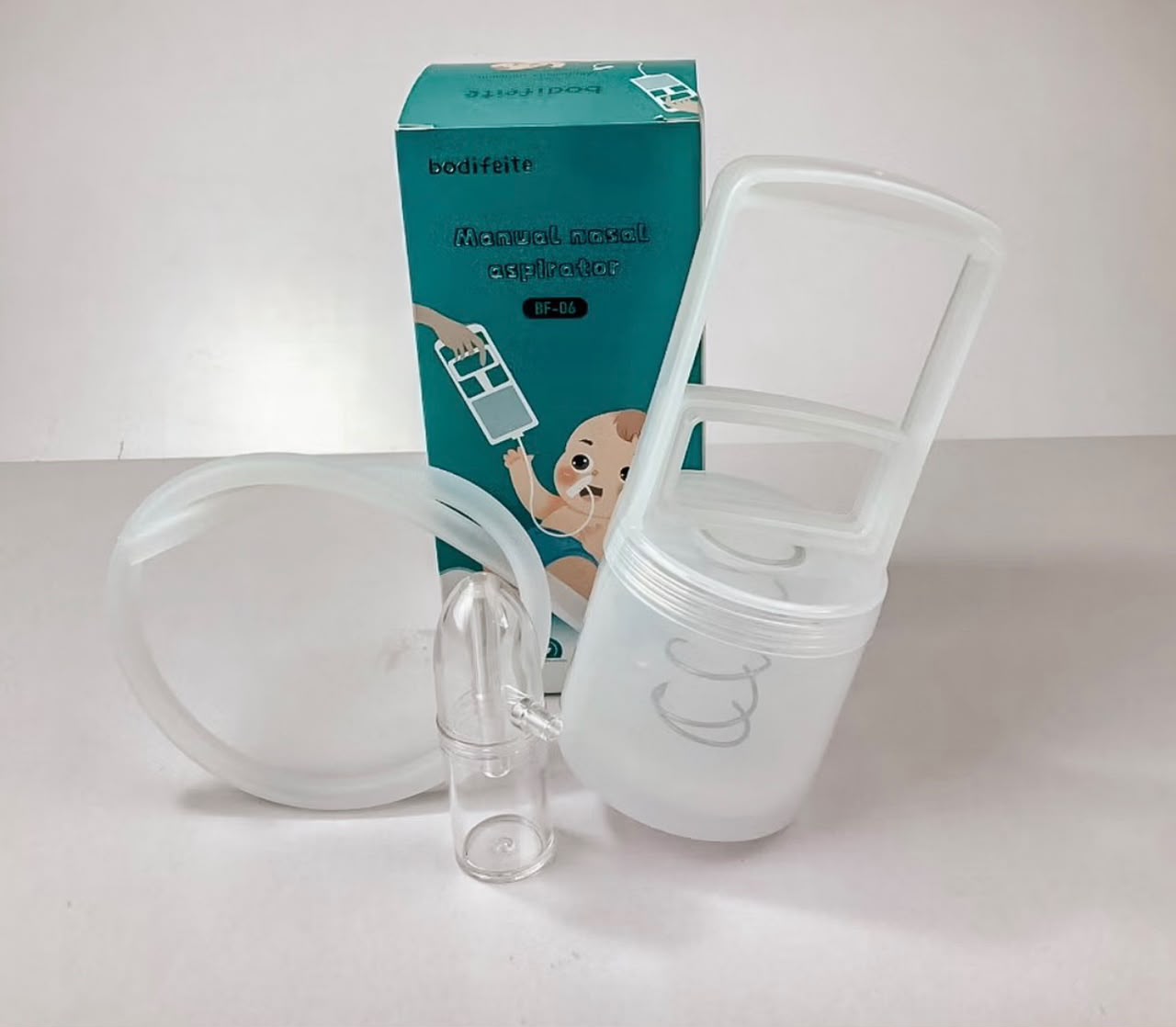 Manual baby nasal aspirator with hand pump, collection chamber, flexible tube and nasal tip
